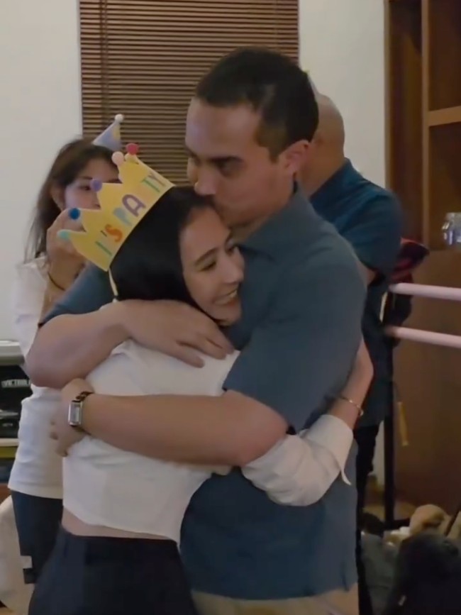 Potret Prilly Latuconsina Rayakan Ultah Omara, Akrab Dengan Keluarga Pacar
