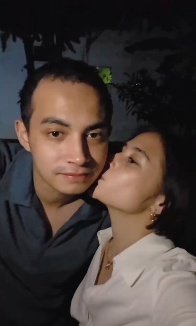 Salah satu momen memperlihatkan Omara yang mencium pipi Prilly, kemudian Prilly membalasnya. Foto: Instagram/@omara.esteghlal/@prillylatuconsina966
