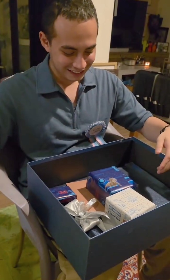 Prilly juga sudah menyiapkan hadiah khusus untuk sang kekasih. Kado-kado tersebut dipersiapkan dan dibungkus sendiri satu per satu oleh Prilly. Foto: Instagram/@omara.esteghlal/@prillylatuconsina966