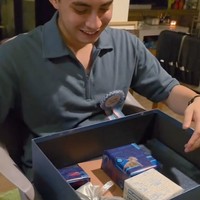 Prilly juga sudah menyiapkan hadiah khusus untuk sang kekasih. Kado-kado tersebut dipersiapkan dan dibungkus sendiri satu per satu oleh Prilly. Foto: Instagram/@omara.esteghlal/@prillylatuconsina966