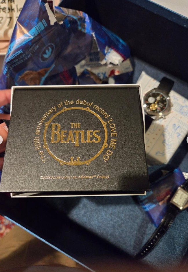 Di unggahannya, Omara juga membagikan foto beberapa hadiah yang diberikan Prilly. Mulai dari jam tangan hingga beberapa koleksi khusus dari band favorit Omara, The Beatles. Foto: Instagram/@omara.esteghlal/@prillylatuconsina966