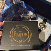 Di unggahannya, Omara juga membagikan foto beberapa hadiah yang diberikan Prilly. Mulai dari jam tangan hingga beberapa koleksi khusus dari band favorit Omara, The Beatles. Foto: Instagram/@omara.esteghlal/@prillylatuconsina966