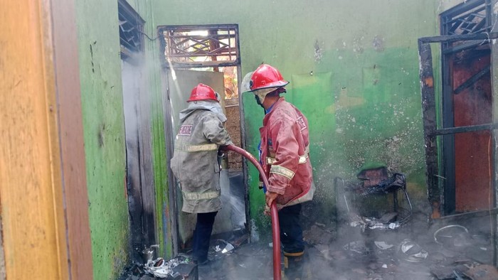 Proses pemadaman kebakaran rumah di Cirebon.