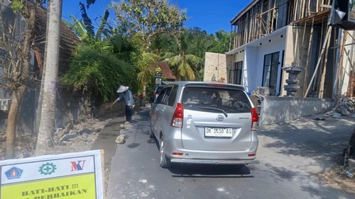 Proyekperbaikan Jalan Toyapakeh-Sebunibus yang merupakan akses menuju Pantai Klingking di Nusa Penida, Klungkung, Bali. (Foto: Dok. PUPRKP Klungkung)