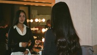 Rachel Cia ngaca dulu nih sebelum tampil. (Foto: dok Instagram rchelcia)