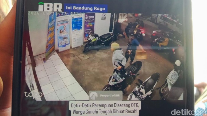 Rekaman cctv penyerangan wanita di parkiran klinik di Cimahi