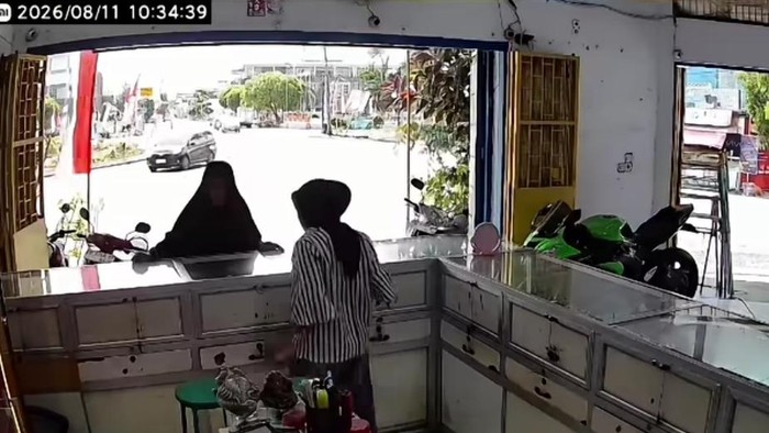 Rekaman CCTV wanita lansia curi kalung emas di toko emas Bulukumba.