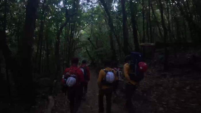 Relawan turun dari Gunung Gede.