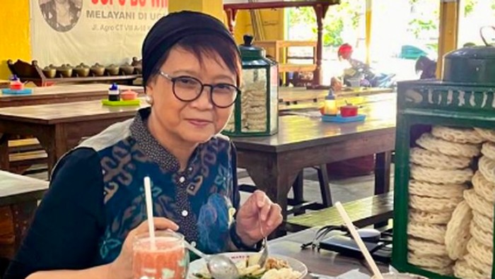 Retno Marsudi Makan Pecel di SGPC Bu Wiryo