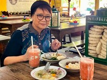 Nostalgia di Jogja! Retno Marsudi Makan Pecel di Warung Legendaris Dekat UGM