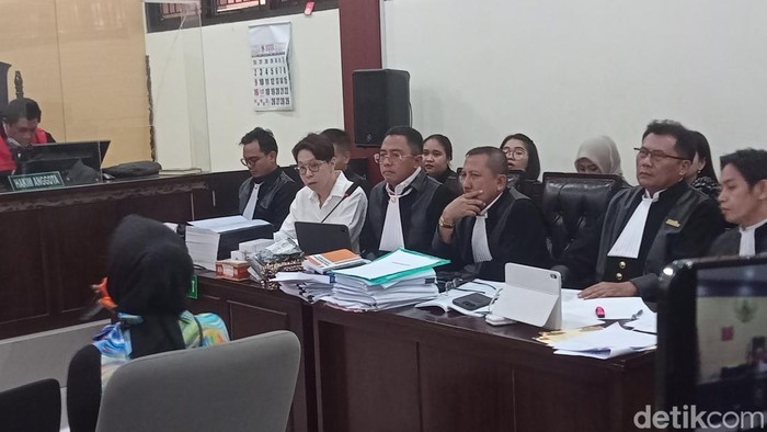 Richard Lee menghadapi Doktif di persidangan.