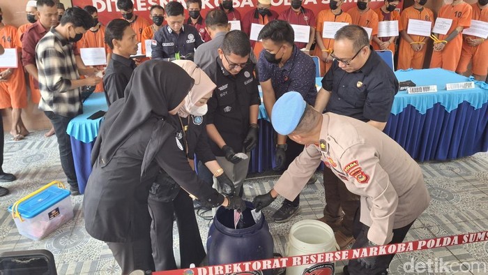 Saat pemusnahan barang bukti 2 kg sabu dan ratusan ekstasi di Polda Sumsel