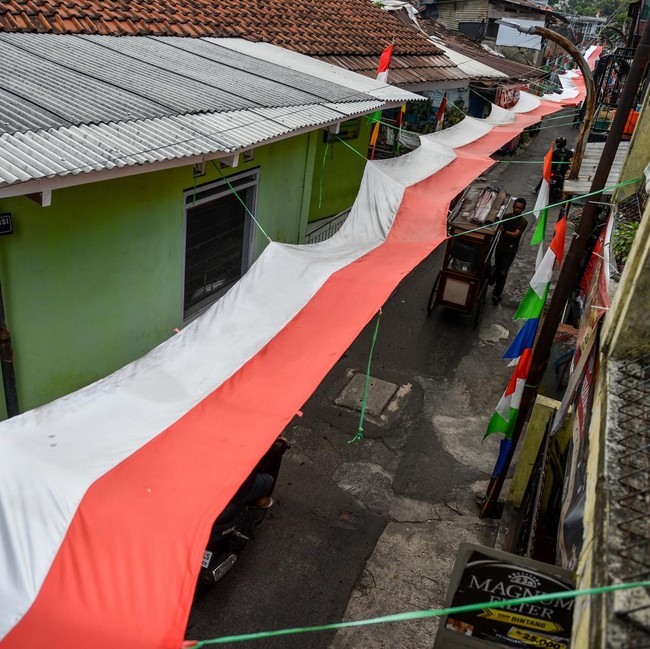 Sambut HUT RI, Warga Sulap Jalan Permukiman Jadi Lorong Merah Putih