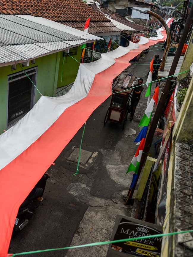 Sambut HUT RI, Warga Sulap Jalan Permukiman Jadi Lorong Merah Putih