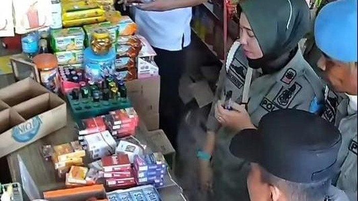 Oknum petugas Satpol PP Aceh Utara diduga mencuri rokok milik pedagang.