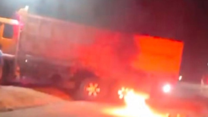 Sejumlah warga sempat memblokir akses jalan di Desa Jagabaya, Kecamatan Parung Panjang, Bogor, Jawa Barat lantaran kesal dengan debu akibat perbaikan jalan. (Tangkapan layar).