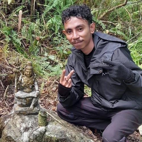 Seorang pandaki memamerkan penemuan patung dewa-dewi mirip Hindu di atas Gunung Ile Mandiri, Rabu (12/8/2026)