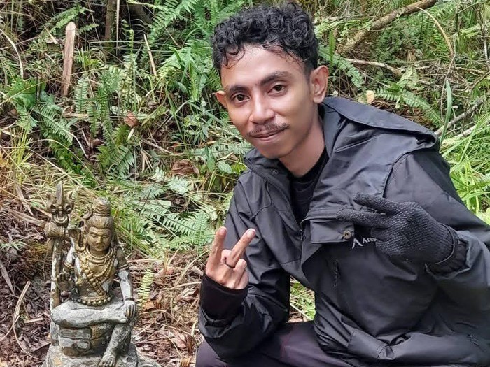 Seorang pandaki memamerkan penemuan patung dewa-dewi mirip Hindu di atas Gunung Ile Mandiri, Rabu (12/8/2026)