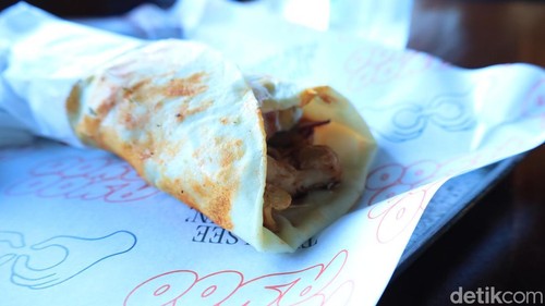 Penampakan shawarma homade palestinian pita di Ayoo Ayoo Street Food, Ubud, Gianyar, Selasa (12/8/2026). (Aryo Mahendro/detikBali).