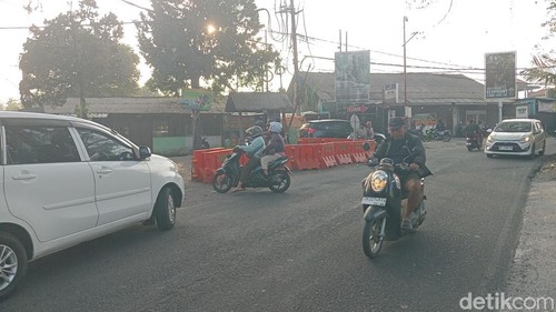 Situasi arus kendaraan di simpang tiga Sayan - Sindu, Gianyar, Kamis (13/8/2026).