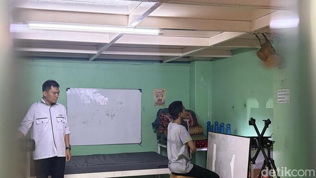 Kemenkes RI memperluas skrining TBC melalui cek kesehatan gratis. Santri tengah menjalani pemeriksaan rontgen dada X-Ray dengan teknologi AI, hasil diagnosis bisa langsung didapat.