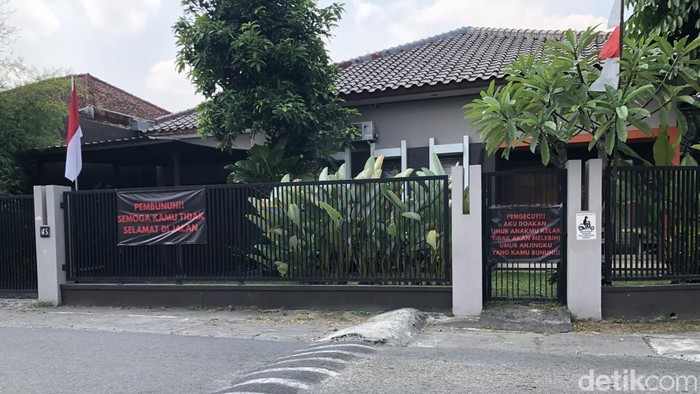 Spanduk sumpah serapah kepada peracun anjing dipasang di rumah warga Sorowajan Baru, Banguntapan, Bantul, Kamis (13/8/2026).