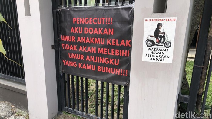 Spanduk sumpah serapah kepada peracun anjing dipasang di rumah warga Sorowajan Baru, Banguntapan, Bantul, Kamis (13/8/2026).