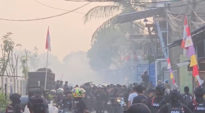 Suasana di Kampung Bahari, Jakarta Utara saat penggerebekan narkoba. Terdengar suara tembakan mercon dan gas air mata Suasana di Kampung Bahari, Jakarta Utara saat penggerebekan narkoba. Terdengar suara tembakan mercon dan gas air mata, Kamis (13/8/2026).