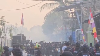 Loyalis Bos Narkoba di Kampung Bahari Melawan, Petugas Dilempari Mercon