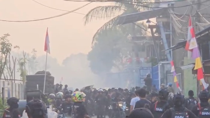 Suasana di Kampung Bahari, Jakarta Utara saat penggerebekan narkoba. Terdengar suara tembakan mercon dan gas air mata, Kamis (13/8/2026).