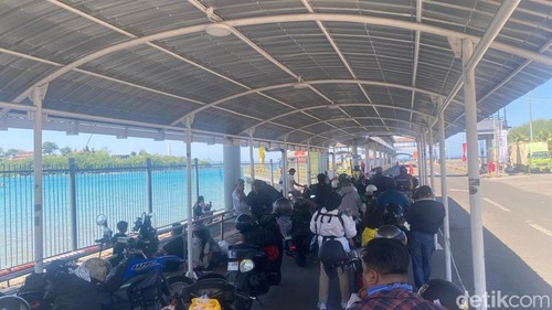Suasana penyeberangan di Pelabuhan Padangbai usai terbakarnya KMP Putri Yasmin, Kamis (13/8/2026).