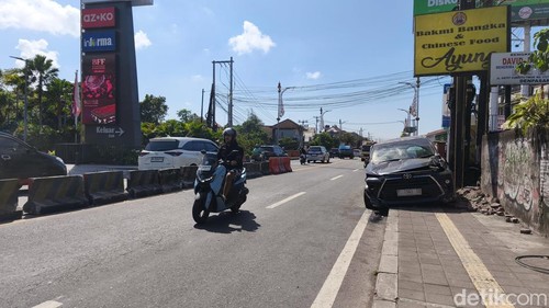 TKP lakalantas tabrakan dengan beton pembatas di Jalan Gatsu Timur, Denpasar. (Putu Yonata/detikBali)