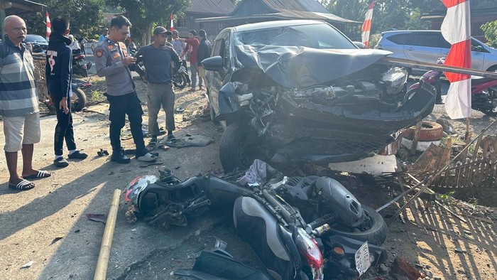 Tabrakan mobil dengan motor di Lamuru menewaskan seorang warga yang berada di pinggir jalan.