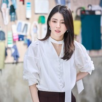 Dunia Sun Woo seketika terguncang ketika pria paru baya bernama Gi Ho (diperankan Choi Min Sik) diterima menjadi karyawan magang di startup Wootutu tanpa sepengetahuannya. Foto: dok. Warner Bros. Korea