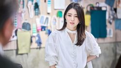 First Look Han So Hee Jadi CEO Startup di Film The Intern