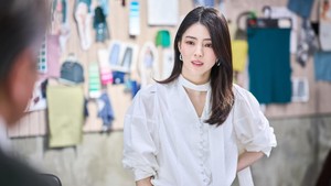 Potret Han So Hee sebagai Sun Woo di The Intern, karakter yang dalam film aslinya pernah dimainkan oleh Anne Hathaway. (Foto: dok. Warner Bros. Korea)