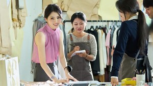 Sun Woo merupakan CEO dari perusahaan startup bernama Wootutu. Kini dia dapat tantangan baru: menghadapi anak magang senior bernama Gi Ho yang diperankan Choi Min Sik. (Foto: dok. Warner Bros. Korea)