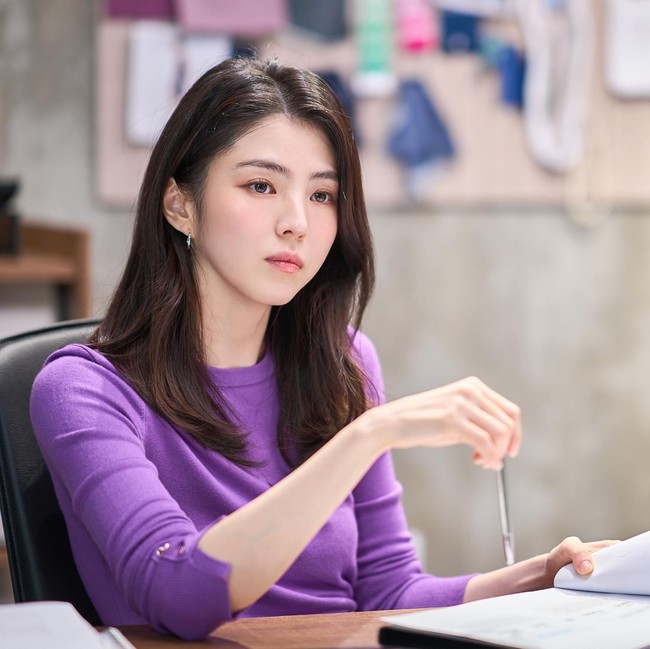 First Look Han So Hee Jadi CEO Startup di Film The Intern