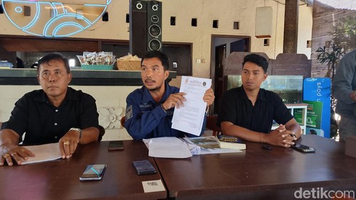 Tim hukum warga Jawuk Legimenggelar konferensi pers terkait kasus pengeroyokan yang menewaskan maling ayam di Jawuk Legi, Baturiti Tabanan, Bali, Kamis (13/8/2026). (Foto: Wibhi Leksono/detikBali)