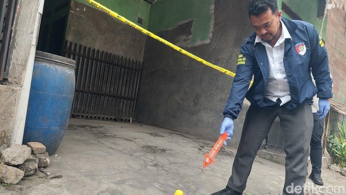 Tim inafis Satreskrim Polres Cimahi olah TKP kamar kontrakan tempat 2 pria ditemukan bersimbah darah