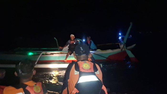 Tim SAR saat mengevakuasi seorang nelayan yang mengalami kecelakaan laut di perairan Bantaeng, namun ditolak korban.