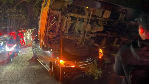 Sebuah truk dump terguling dan menimpa Toyota Innova di Jalan Uluwatu, Jimbaran, Rabu (12/8/2026) malam. (Dok. Polresta Denpasar)