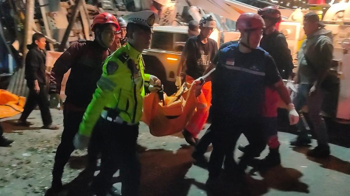 Truk tronton tabrak pikap di Jalur Puncak - Cianjur