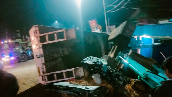 Truk tronton tabrak pikap di Jalur Puncak - Cianjur