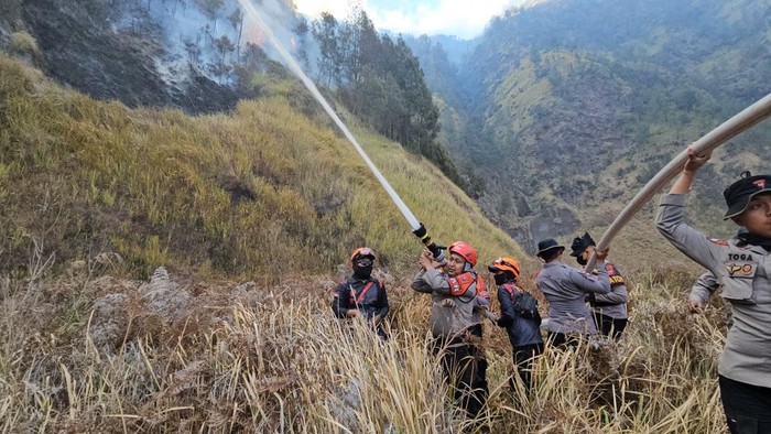 Upaya pemadaman titik api di Jalur Lingkar Kaldera Tengger Gunung Bromo
