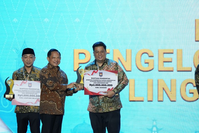 Vandiko Terima Penghargaan Samosir Terbaik I Pengelolaan Sampah-Lingkungan