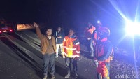 Saat peninjauan, kobaran api di beberapa titik terpantau sudah relatif mengecil berkat penanganan cepat dan kesiapsiagaan segenap elemen gabungan di lapangan terdiri dari petugas Bromo Tengger Semeru (TNBTS), BPBD, relawan lokal, serta aparat TNI/Polri.