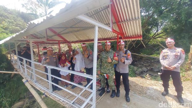 warga dan polisi mengecek jembatan yang baru diperbaiki di Padalarang warga dan polisi mengecek jembatan yang baru diperbaiki di Padalarang