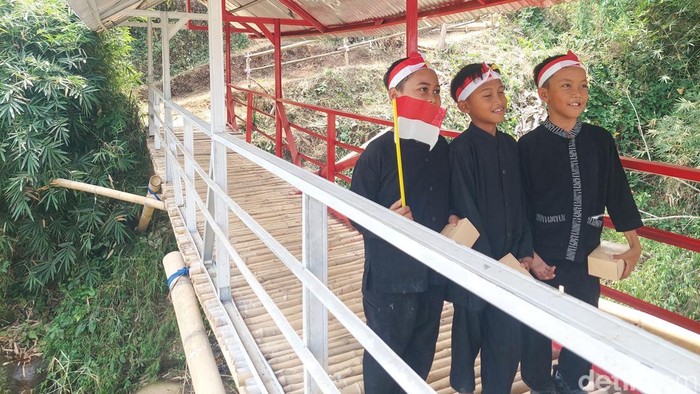 warga dan polisi mengecek jembatan yang baru diperbaiki di Padalarang