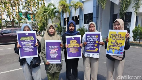 Warga lingkar Bendungan Meninting, Lombok Barat, mendatangi Gedung DPRD NTB, Kamis (13/8/2026). (Foto: Ahmad Viqi/detikBali).